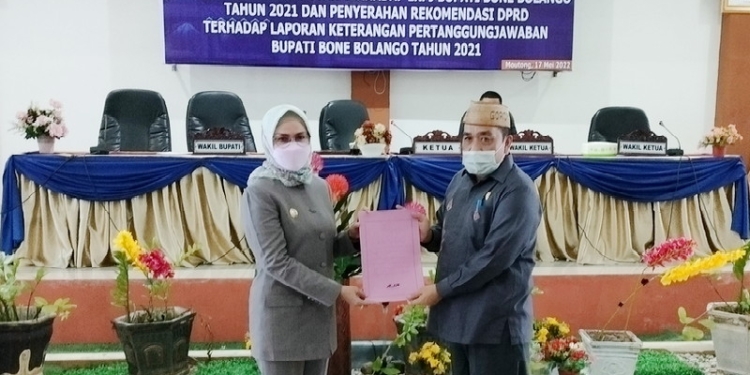Penyerahan secara simbolis enam ranperda usulan inisiatif DPRD Kabupaten Bone Bolango kepada Pemerintah Daerah Kabupaten Bone Bolango dalam hal ini Wakil Bupati Bone Bolango, Merlan Uloli. (Foto: Putra/Gopos)