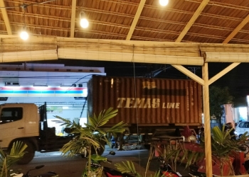 Kendaraan dari arah Mall Kota Gorontalo menuju jalan Pangeran Hidayat masih melewati jalur yang sudah dipasangi pembatas. (Foto: Putra/Gopos)