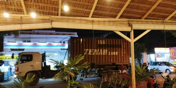Kendaraan dari arah Mall Kota Gorontalo menuju jalan Pangeran Hidayat masih melewati jalur yang sudah dipasangi pembatas. (Foto: Putra/Gopos)