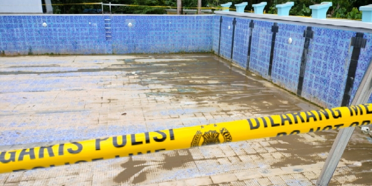 Kondisi terkini Kolam Pemandian Lombongo, Kabupaten Bone Bolango yang ditutup dan dipasang garis polisi. (Foto: Putra/Gopos)
