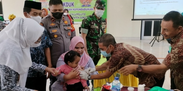 Badan Kependudukan dan Keluarga Berencana Nasional (BKKBN) Provinsi Gorontalo menggelar pencanangan Bulan Imunisasi Anak Nasional (BIAN) sebagai wujud penurunan angka stunting di Gorontalo. (Foto: Putra/Gopos)