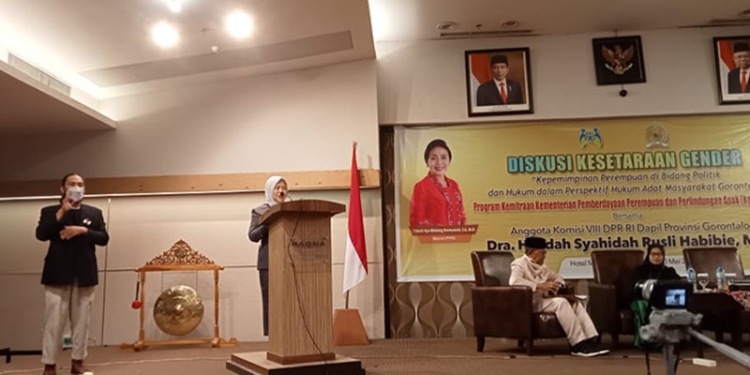 Anggota komisi VIII, DPR RI Dapil Gorontalo, Idah Syahidah Rusli Habibie, saat menyampaikan materi diskusi kesetaraan gender, di hotel Maqna Gorontalo, Senin (30/5/2022). Foto : Sari/gopos)
