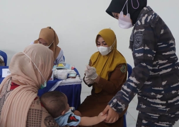 Lanal Gorontalo, bekerjasama dengan Puskesmas Dumbo Raya, Kota Gorontalo, melakukan sosialisasi dan imunisasi kepada masyarakat daerah pesisir. Selasa (17/5/2022). Foto : Humas Lanal.