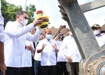 Pemecahan kendi di alat berat ekskavator oleh Pj Gubernur Gorontalo Hamka Hendra Noer saat mencanangkan pekerjaan kanal banjir Tanggidaa di Kecamatan Kota Timur, Kota Gorontalo, Rabu (18/5/2022). Foto – Salman