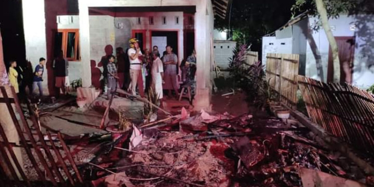 Satu unit warung yang digunakan untuk menjual Bahan Bakar Minyak (BBM) di Desa Popodu, Kecamatan Bulango Timur hangus terbakar, Jumat (27/5/2022). (Foto Istimewa)