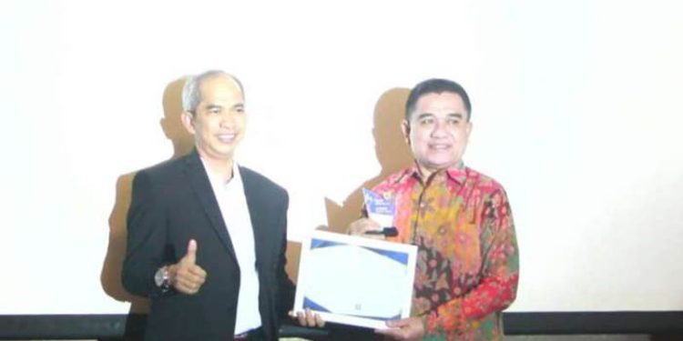 Pemerintah penghargaan, dari badan kepegawaian regional XI, sebagai daerah terbaik satu penerapan penilaian kinerja Pegawai Negeri Sipil (PNS) tahun 2021. Foto : istimewa