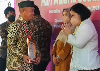 Bupati Pohuwato, Saipul Mbuinga, Mendapat Sertifikat  Dari Dirjen Pencegahan dan Pengendalian Penyakit Kementerian Kesehatan, Selasa 31/05/2022 (Istimewa)