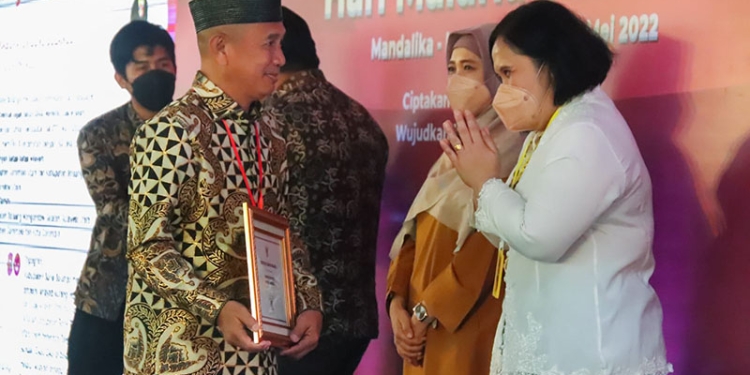 Bupati Pohuwato, Saipul Mbuinga, Mendapat Sertifikat Dari Dirjen Pencegahan dan Pengendalian Penyakit Kementerian Kesehatan, Selasa 31/05/2022 (Istimewa)