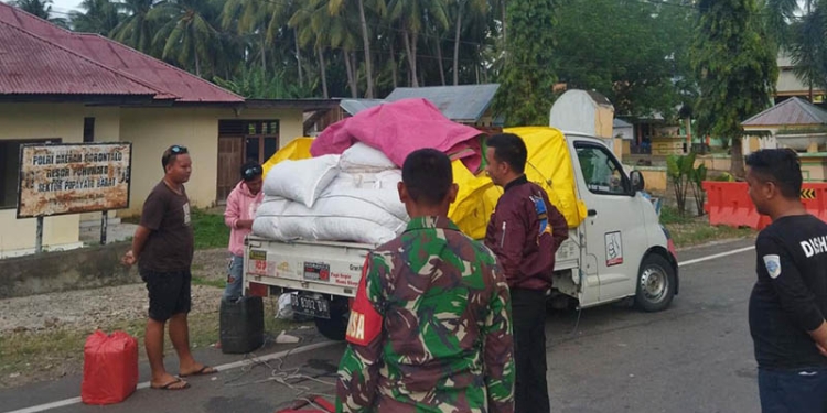Personil Gabungan Pos Pam Perbatasan Gorontalo dan Sulawesi Tengah, berhasil mengagalkan penyelundupan miras cap tikus, Kamis 05/05/2022 (Istimewa)