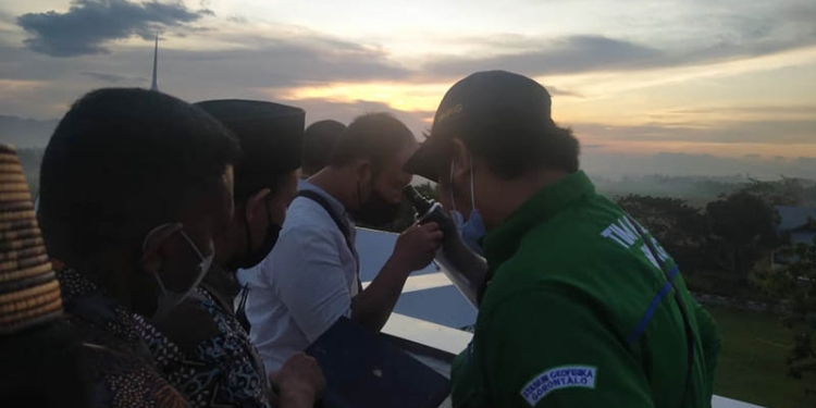 Pemantauan hilal yang dilakukan oleh Tim Rukyatulhilal Kemeng Provinsi Gorontalo (muhajir/gopos)