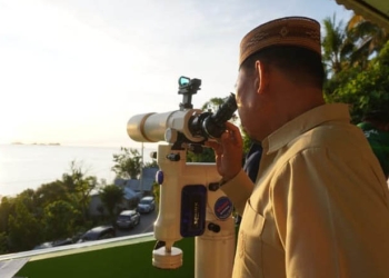 Pemantauan hilal 1 Syawal 1443 H yang dilaksanakan oleh Kanwil Kemenag Provinsi Gorontalo bersama BMKG Stasiun Djalaluddin Gorontalo, Ahad (1/5/2022). (istimewa)