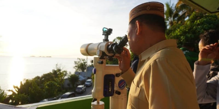 Pemantauan hilal 1 Syawal 1443 H yang dilaksanakan oleh Kanwil Kemenag Provinsi Gorontalo bersama BMKG Stasiun Djalaluddin Gorontalo, Ahad (1/5/2022). (istimewa)