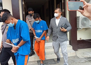 Odi dan Aldi, terduga pelaku pencurian alat penguat sinyal pada tower milik PT XL Axiata Cabang Gorontalo digiring petugas untuk dihadirkan pada Konferensi Pers di Polres Gorontalo Kota, Rabu (11/5/2022). (sari/gopos)