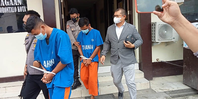 Odi dan Aldi, terduga pelaku pencurian alat penguat sinyal pada tower milik PT XL Axiata Cabang Gorontalo digiring petugas untuk dihadirkan pada Konferensi Pers di Polres Gorontalo Kota, Rabu (11/5/2022). (sari/gopos)