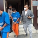 Odi dan Aldi, terduga pelaku pencurian alat penguat sinyal pada tower milik PT XL Axiata Cabang Gorontalo digiring petugas untuk dihadirkan pada Konferensi Pers di Polres Gorontalo Kota, Rabu (11/5/2022). (sari/gopos)