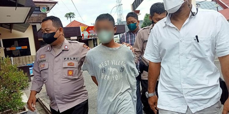 Remaja residivis, terduga pelaku pencurian kendaraan sepeda motor, digiring personil Polres Gorontalo Kota, Rabu (11/5/2022). Foto : Sari/gopos
