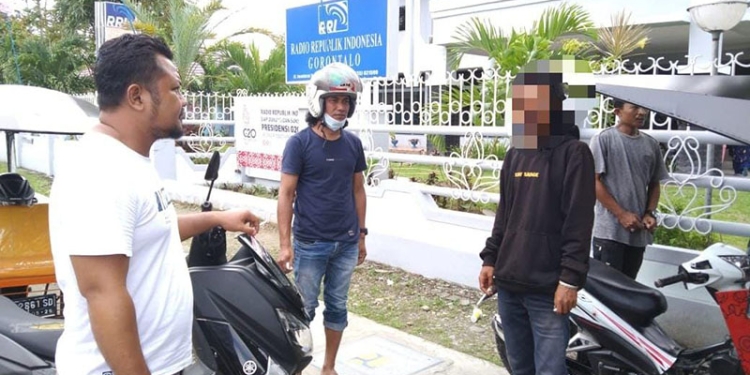 Terduga pelaku penganiayaan menggunakan senjata tajam diamankan Tim Rajawali Polres Gorontalo, Jum'at (27/5/2022). Foto : istimewa