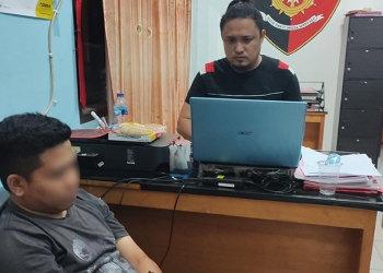 Kanit reskrim Polsek Kota Utara, Bripka Muhlis Laliyo sedang melakukan pemeriksaan terhadap terduga pelaku penganiayaan, Kamis (25/5/2022). Foto : istimewa