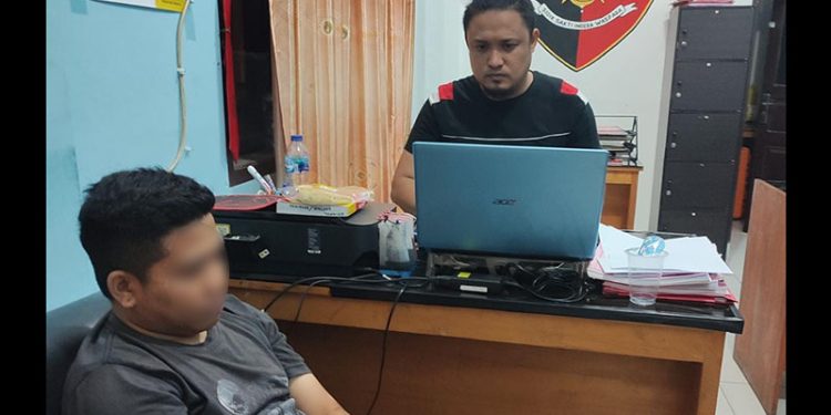 Kanit reskrim Polsek Kota Utara, Bripka Muhlis Laliyo sedang melakukan pemeriksaan terhadap terduga pelaku penganiayaan, Kamis (25/5/2022). Foto : istimewa