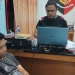 Kanit reskrim Polsek Kota Utara, Bripka Muhlis Laliyo sedang melakukan pemeriksaan terhadap terduga pelaku penganiayaan, Kamis (25/5/2022). Foto : istimewa