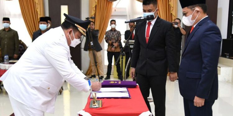 Penandatanganan berita acara pelantikan oleh Pj Bupati Boalemo disaksikan Penjabat Gubernur Gorontalo.  (Foton- Haris/Kominfo Provinsi Gorontalo)