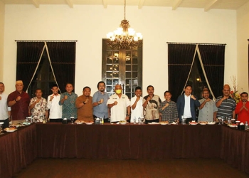 Para pimpinan parpol berpose bersama dalam pertemuan di RM Angelato, Kota Gorontalo. (istimewa)