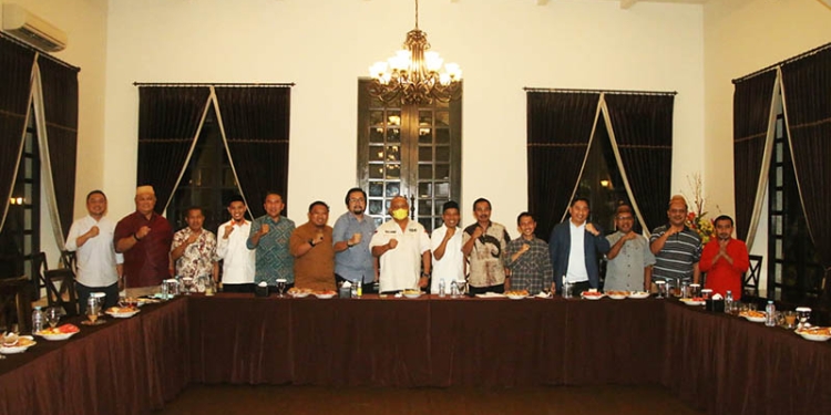 Para pimpinan parpol berpose bersama dalam pertemuan di RM Angelato, Kota Gorontalo. (istimewa)