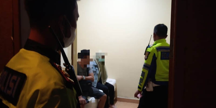 Tim patroli KRYD Polres Gorontalo Kota melakukan pemeriksaan terhadap pasangan muda-mudi yang kedapatan berduaan di dalam kamar hotel. (istimewa)