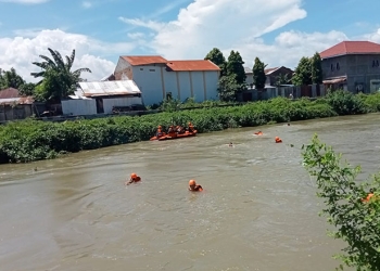 Pencarian terhadap korban hanyut di Sungai Bolango, Kamis (26/5/2022). (istimewa)