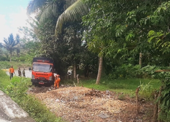 Tim Basarnas melakukan penyusuran Sungai Malango untuk mencari keberadaan Sugianto yang hanyut pada Sabtu (21/5/2022).  (istimewa)