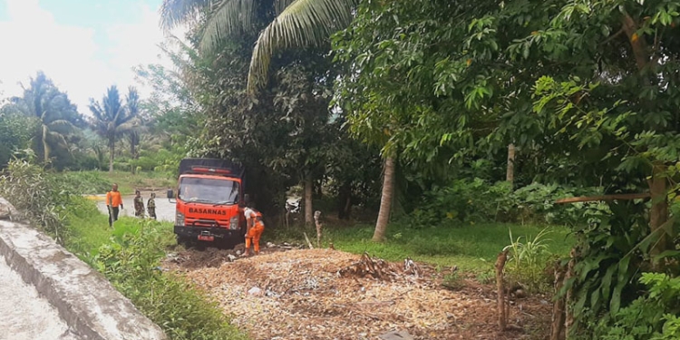 Tim Basarnas melakukan penyusuran Sungai Malango untuk mencari keberadaan Sugianto yang hanyut pada Sabtu (21/5/2022). (istimewa)