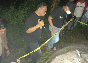 Petugas Kepolisian melakukan pemeriksaan di lokasi tempat ditemukannya janin bayi yang dibuang.