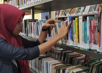 Salah seorang pengunjung sedang memilih buku di Perpustakaan Daerah Provinsi Gorontalo. (foto: Infopublik.id)