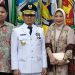 Pj Gubernur Gorontalo Hamka Hendra Noer berpose bersama keluarga usai dilantik oleh Mendagri Muhammad Tito Karnavian di Kantor Kemendagri Jakarta, Kamis (12/5/2022).