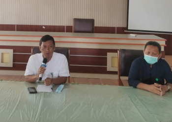 LIMBAH MEDIS - Wakil Direktur Pelayanan RSUD Aloes Saboe, Dr. Bobby Harun Okok, M.Kes saat Konferensi Pers memberikan penjelasan terkait pemberitaan limbah medis di Aula RSUD Aloe Saboe, Kamis (12/5/2021). Foto (Ari/Gopos)