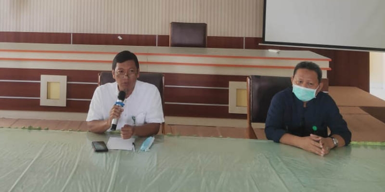 LIMBAH MEDIS - Wakil Direktur Pelayanan RSUD Aloes Saboe, Dr. Bobby Harun Okok, M.Kes saat Konferensi Pers memberikan penjelasan terkait pemberitaan limbah medis di Aula RSUD Aloe Saboe, Kamis (12/5/2021). Foto (Ari/Gopos)