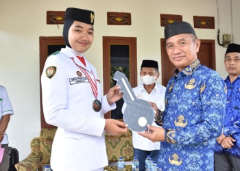 Bupati Pohuwato, Saipul Mbuinga, secara simbolis menyerahkan kunci rumah yang telah direnovasi kepada Paskibraka nasional asal Pohuwato, Jum'at 20/05/2022 (Istimewa)