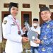 Bupati Pohuwato, Saipul Mbuinga, secara simbolis menyerahkan kunci rumah yang telah direnovasi kepada Paskibraka nasional asal Pohuwato, Jum'at 20/05/2022 (Istimewa)