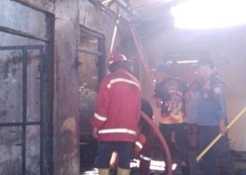Kebakaran yang melanda rumah milik Ais Mohammad di Desa Pupodu, Kecamatan Bulango Timur, Bone Bolango.