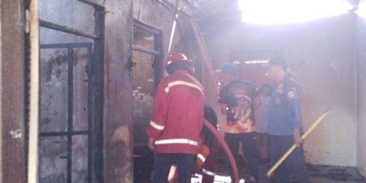 Kebakaran yang melanda rumah milik Ais Mohammad di Desa Pupodu, Kecamatan Bulango Timur, Bone Bolango.