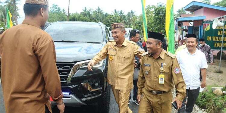 Bupati Pohuwato, Saipul Mbuinga, Mendatangi Doa Syukuran Pengaspalan Jalan Sudah Terealisasi di Desa Karya Baru, Kecamatan Dengilo, Senin 23/05/2022 (Yusuf/Gopos)