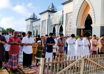 Warga Kabupaten Gorontalo khususnya di Kecamatan Limboto terlihat antusias dalam menyambut pelaksanaan sholat Id di Masjid Agung Baiturahman Limboto, Senin (2/5/2022). (Foto: Putra/Gopos)
