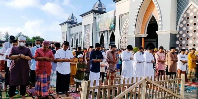 Warga Kabupaten Gorontalo khususnya di Kecamatan Limboto terlihat antusias dalam menyambut pelaksanaan sholat Id di Masjid Agung Baiturahman Limboto, Senin (2/5/2022). (Foto: Putra/Gopos)