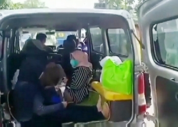 Ambulans nekat terobos one way di Puncak, mengaku mengangkut pasien sampai ditawari pengawalan polisi, ternyata bawa wisatawan. (Suara.com)