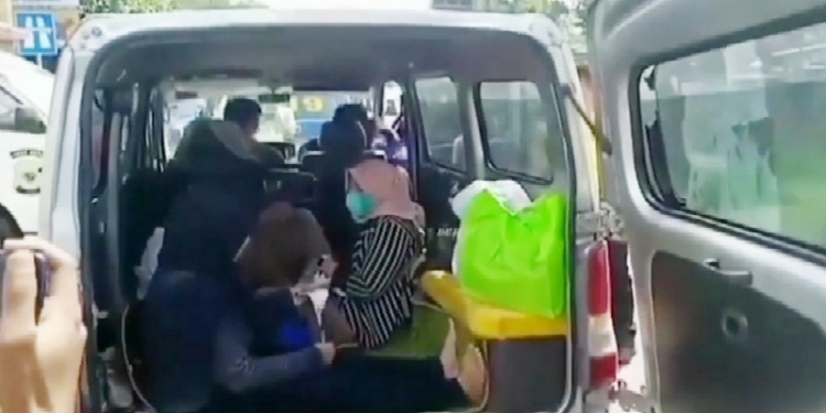 Ambulans nekat terobos one way di Puncak, mengaku mengangkut pasien sampai ditawari pengawalan polisi, ternyata bawa wisatawan. (Suara.com)
