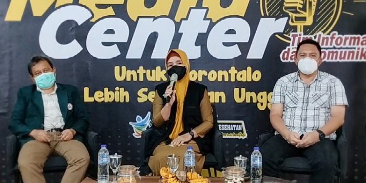 Kepala Dinas Kesehatan Provinsi Gorontalo, dr. Yana Yanti Suleman (tengah) bersama Ketua Ikatan Dokter Indonesia (IDI) Provinsi Gorontalo, dr. Irianto Dunda (kiri) dan Ketua Ikatan Dokter Anak Indonesia (IDAI) Provinsi Gorontalo, dr. Sefry. M Pantow, saat Konferensi Pers di Media Center Dinas Kesehatan Provinsi Gorontalo, Selasa (10/5/2022). (Foto: Putra/Gopos)