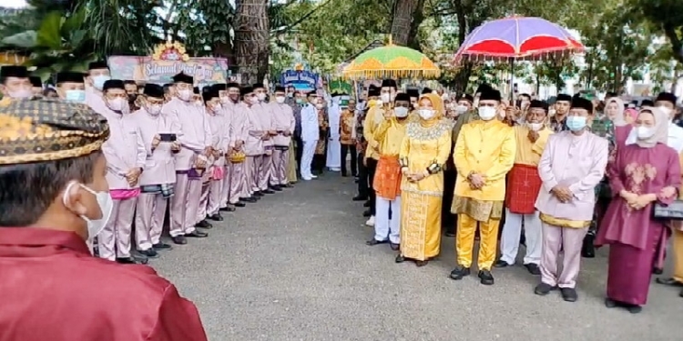 Penjabat Gubernur Gorontalo Hamka Hendra Noer telah menjalani upacara adat Moloopu di Rumah Dinas Gubernur, Senin (16/5/2022). (Foto: Putra/Gopos)