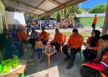 Kepala kantor SAR Gorontalo, I Made Junetra saat mengunjungi kediaman keluarga korban Febriyanto Hamzah alias Adi Remaja 12 tahun, hanyut terseret arus sungai buoango, Kelurahan Donggala, Kecamatan Hulonthalangi, Kota Gorontalo. Selasa (31/5/2022). Foto : Humas.