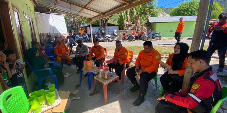 Kepala kantor SAR Gorontalo, I Made Junetra saat mengunjungi kediaman keluarga korban Febriyanto Hamzah alias Adi Remaja 12 tahun, hanyut terseret arus sungai buoango, Kelurahan Donggala, Kecamatan Hulonthalangi, Kota Gorontalo. Selasa (31/5/2022). Foto : Humas.