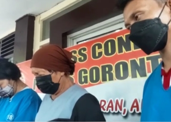 KK alias Kendi (kanan), SI alias Oma Aril (tengah), dan SWA alias Yuni, saat berada di Polres Gorontalo Kota, Senin (23/5/2022). (sari/gopos)